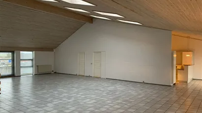 Store lyse kontorlokaler med eget køkken og Toilet/bad