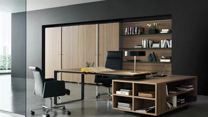 Lyst kontor eller showroom med kælder ved Søerne