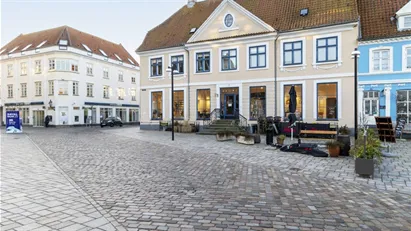 Flot lejemål på Torvet/Korsgade i centrum – butik, bank etc.