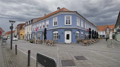 Kun HALV HUSLEJE i det første år – 142 m² kontor i Nyborg centrum