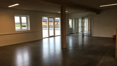 100 m2 moderne kontor/atelier i historiske rammer