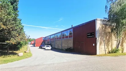 Højloftet lager og kontor