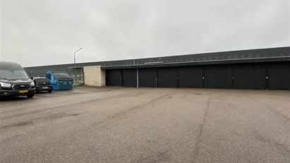 2 ens velbeliggende koldlagere / store garager med skydeport i godt erhvervskvarter i Glostrup.