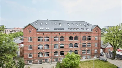 Lej flere etager i ikonisk byskole i Aarhus