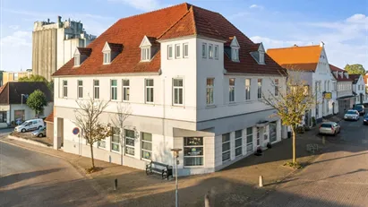 Firma Domicil ejendom centralt beliggende i Augustenborg by, med en meget synlig beliggenhed.