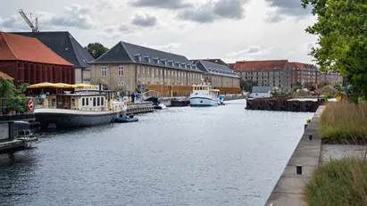 Fast kajplads til husbåd på Holmen