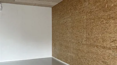 Højloftet Lager med stor port
