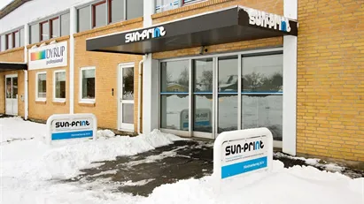 Flot højloftet hal og smagfulde kontorer i Håndværkerkvt.