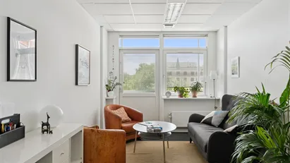 Kontor i Rialtobygningen med skøn udsigt over Frederiksberg.