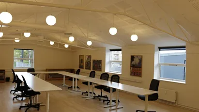 Hyggeligt kontor med mulighed for parkering lige ved indgangen.