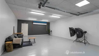 Lager med port samt ét kontor
