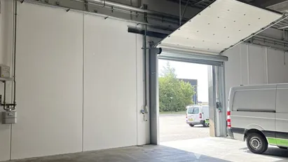 Lagerhal med port og lidt kontor