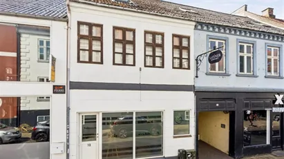 Investeringsejendom med bolig- og erhvervslejemål midt i Kol