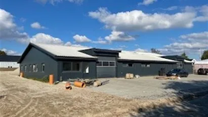 400 m2 centralplaceret hal, incl. kontor, toilet og køkken.