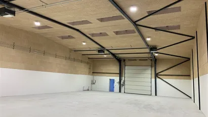 Højloftet hal/lager i Nørresundby!