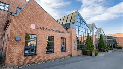 Inspirerende kontorlejemål med unikke detaljer i to plan