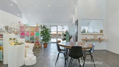 Yderst indbydende kontor/showroom med højt til loftet samt fantastisk lysindfald som også indeholder mødelokale eller...
