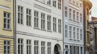 Smuk historiske ejendom med udsigt over torvet og elevator midt i KBH K