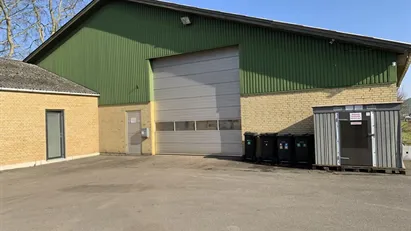 Flot stor søjlefri hal, hvor der virkelig kan stå mange varer