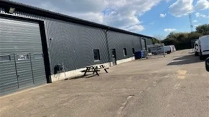 600 m2 centralt beliggende højloftet lagerhal med kontor, køkken og toilet.