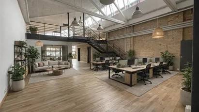 Inspirerende kontorlejemål med unikke detaljer i to plan