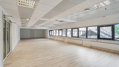 Flerbrugerejendom m. kantine, reception og gratis parkering