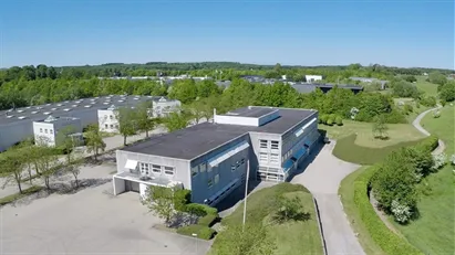 Stort lager med port og direkte tilkørsel