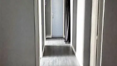 Kontor/studie/atelier i lyse lokaler i hus med liv