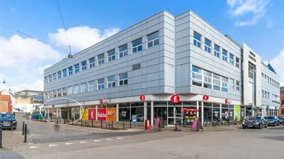 Centralt beliggende butikslokale som ligger ud til Dytmærsken i Randers Centrun