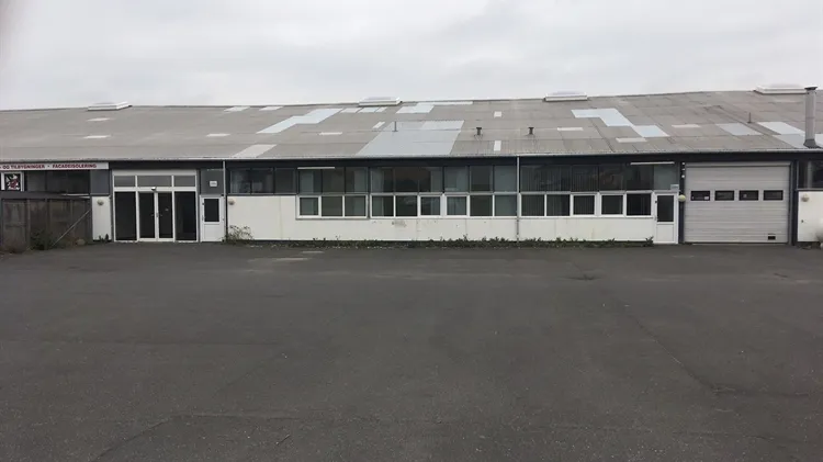 1050 m2 butik i Nykøbing F til leje