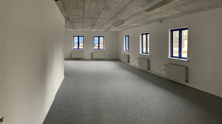 175 m2 kontor, klinik i Ringe til leje