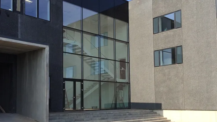 2660 - 4460 m2 lager, kontor, showroom i Odense SØ til leje