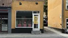 Butik til leje, Roskilde, &lt;span class=&quot;blurred street&quot; onclick=&quot;ProcessAdRequest(265607)&quot;&gt;&lt;span class=&quot;hint&quot;&gt;Se vej-navn&lt;/span&gt;[xxxxxxxxxx]&lt;/span&gt;